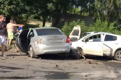 На улице Спортивной в Рязани столкнулись три автомобиля